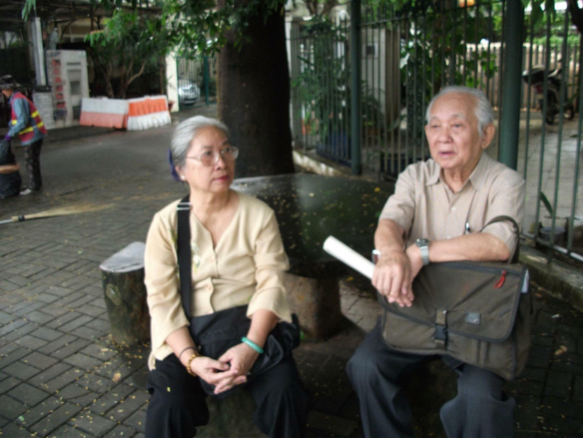 Bà Lê Thị Thu - vợ cố hoạ sĩ chia sẻ gia đình luôn gìn giữ các tác phẩm của ông cẩn thận và xem như báu vật