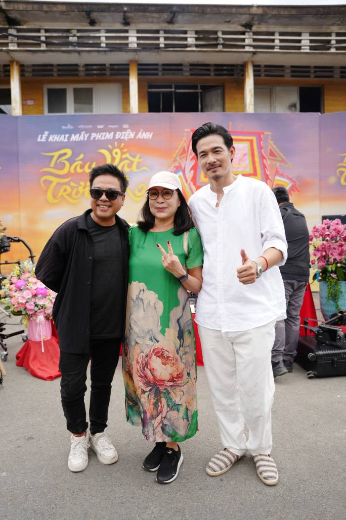 Đạo diễn Lê Thanh Sơn cùng NSND Kim Xuân và Quách Ngọc Ngoan trong ngày khai máy Đạo diễn Lê Thanh Sơn cùng NSND Kim Xuân và Quách Ngọc Ngoan trong ngày khai máy