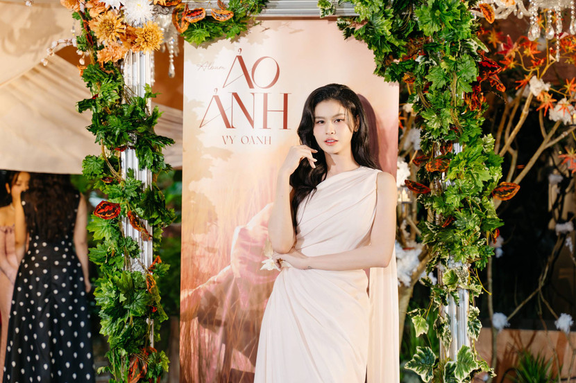 Ca sĩ Trương Quỳnh Anh trẻ trung đến chúc mừng đồng nghiệp