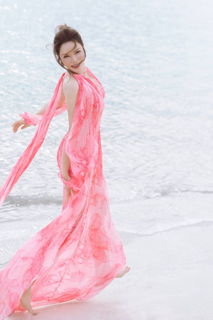 Những mẫu thiết kế mà Lý Nhã Kỳ diện đều mang hơi hướng dịu dàng, uyển chuyển, như những vũ điệu sóng dịu êm của non nước Hạ Long