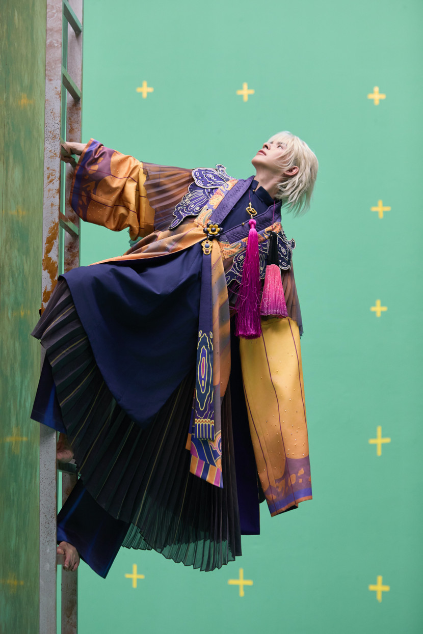 Denis Đặng trong MV &quot;Tự nhiên thất tình&quot; của Nguyễn Trần Trung Quân