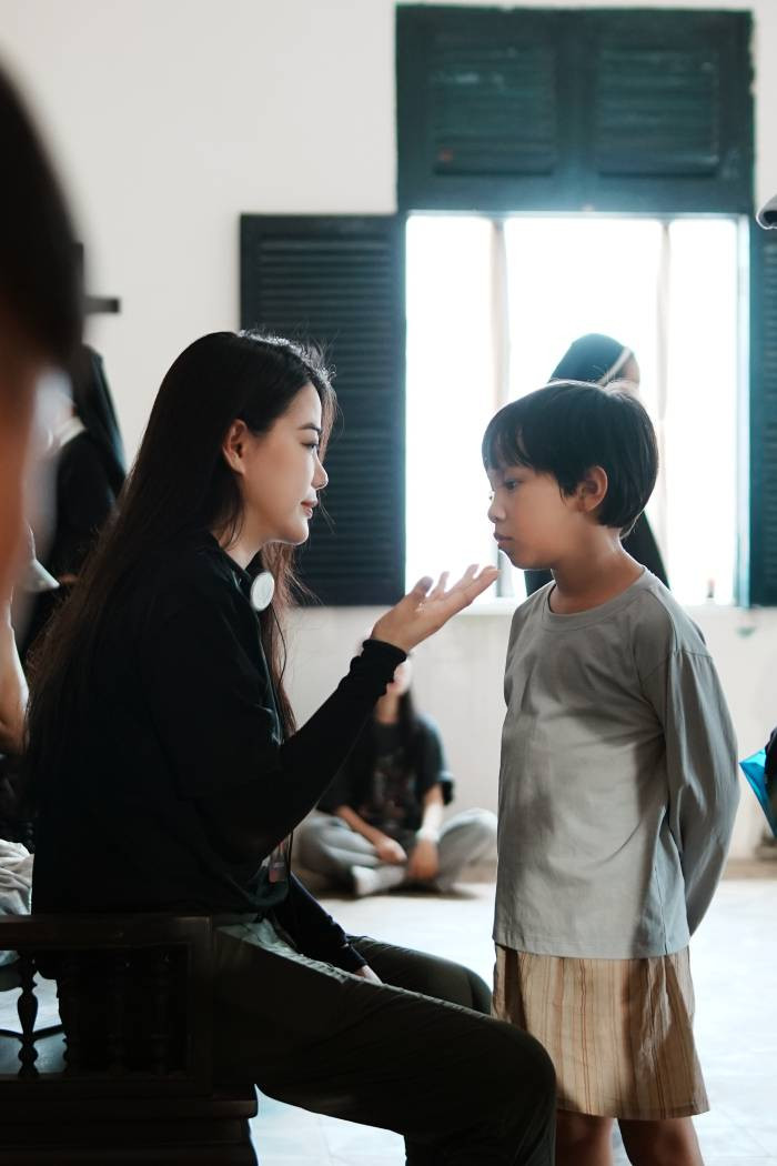 Trương Ngọc Ánh cùng bé Uy Nhân cùng ôn lại thoại trên phim trường Trương Ngọc Ánh cùng bé Uy Nhân cùng ôn lại thoại trên phim trường