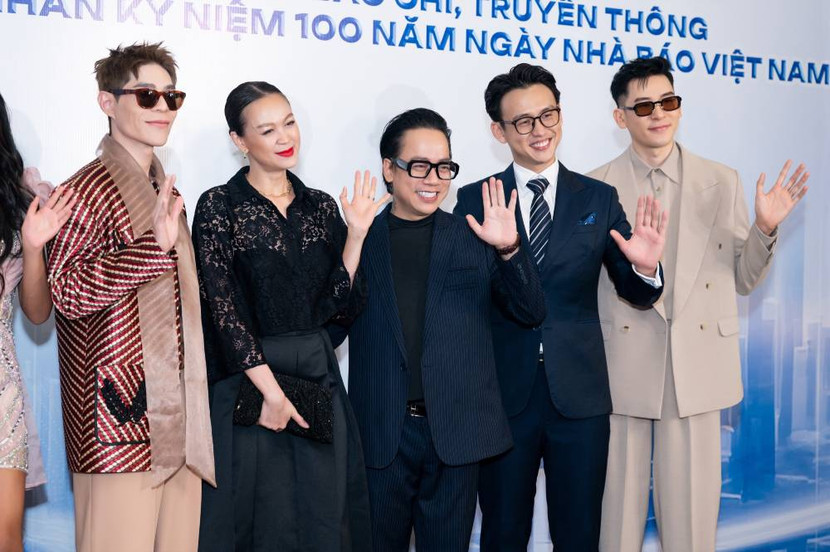 Đạo diễn Tùng Leo cùng các nghệ sĩ chúc mừng The Smith cùng những dự án sắp ra mắt Đạo diễn Tùng Leo cùng các nghệ sĩ chúc mừng The Smith cùng những dự án sắp ra mắt