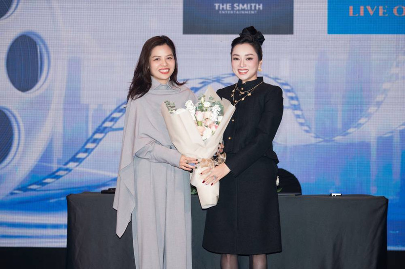 Bà Huỳnh Tiên - Chủ tịch Hội đồng quản trị của The Smith cùng bà Bảo Quyên - nhà sản xuất phim điện ảnh "Chị dâu" Bà Huỳnh Tiên - Chủ tịch Hội đồng quản trị của The Smith cùng bà Bảo Quyên - nhà sản xuất phim điện ảnh "Chị dâu"