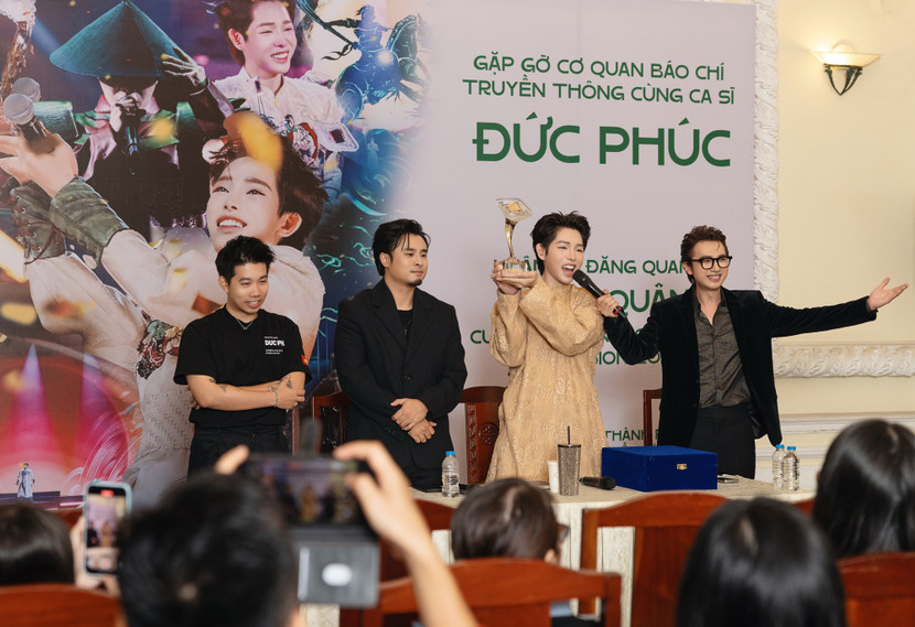 Đức Phúc cùng những cộng sự trong niềm vui chiến thắng