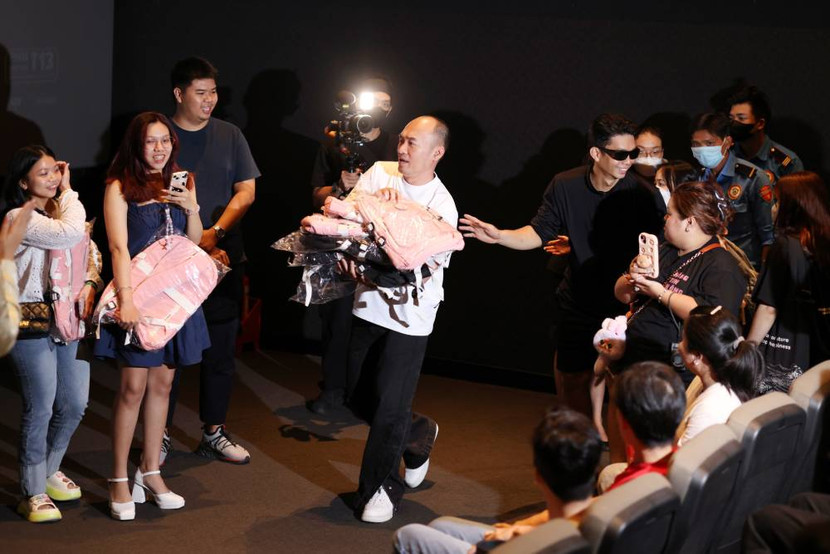 Tiến Luật tự tay bê quà đến tặng khán giả Tiến Luật tự tay bê quà đến tặng khán giả