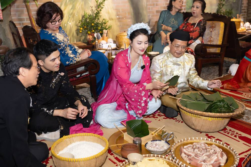 Vũ Thu Phương cùng gói bánh chưng với khách mời Vũ Thu Phương cùng gói bánh chưng với khách mời