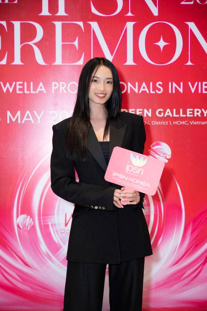 Á hậu Quỳnh Anh chọn phong cách thanh lịch với vest đen đơn giản nhưng không kém phần sang trọng