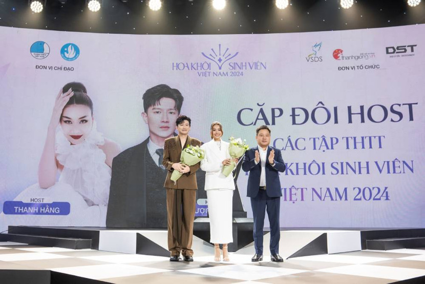 Dược sĩ Tiến và siêu mẫu Thanh Hằng nhận hoa cảm ơn của đại diện Trung ương Hội Sinh viên Việt Nam Dược sĩ Tiến và siêu mẫu Thanh Hằng nhận hoa cảm ơn của đại diện Trung ương Hội Sinh viên Việt Nam