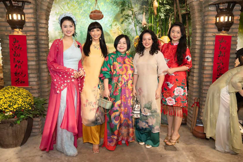 Thuý Hạnh cũng đưa hai cô con gái đến tham dự chương trình, cô cũng hội ngộ bà Trang Lê (đứng giữa) - người có tiếng nói trong ngành thời trang Việt Thuý Hạnh cũng đưa hai cô con gái đến tham dự chương trình, cô cũng hội ngộ bà Trang Lê (đứng giữa) - người có tiếng nói trong ngành thời trang Việt