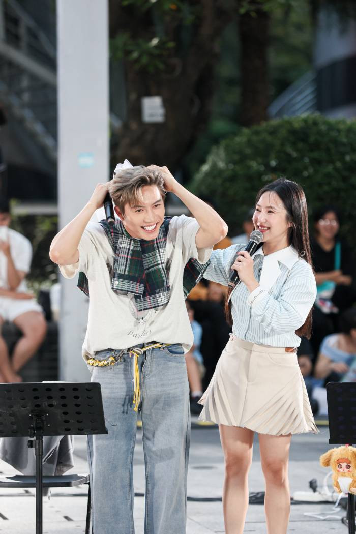 Anh Tú và Hương Tràm vui vẻ trong lần đầu hợp tác trên sân khấu