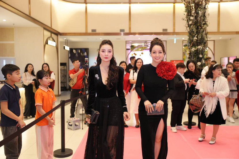 Đạo diễn - diễn viên Mai Thu Huyền và chị gái Mai Thu Trang