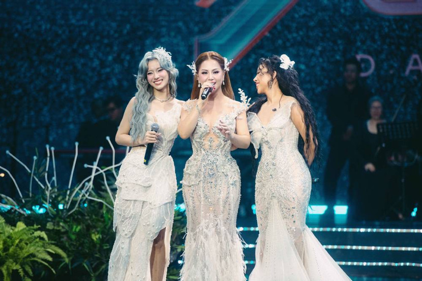 Hoàng Yến Chibi cùng "chị đẹp" Minh Tuyết và Thảo Trang trên sân khấu