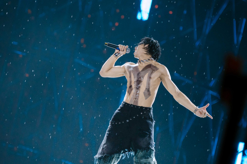 S(Trong) khoe vũ đạo trong cơn mưa tại concert &quot;Anh trai&quot;