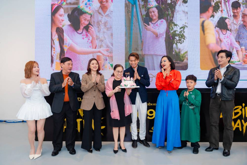 Ekip "Phá đám: Sinh nhật Mẹ" bí mật chuẩn bị bánh chúc mừng sinh nhật nghệ sĩ Ái Như Ekip "Phá đám: Sinh nhật Mẹ" bí mật chuẩn bị bánh chúc mừng sinh nhật nghệ sĩ Ái Như