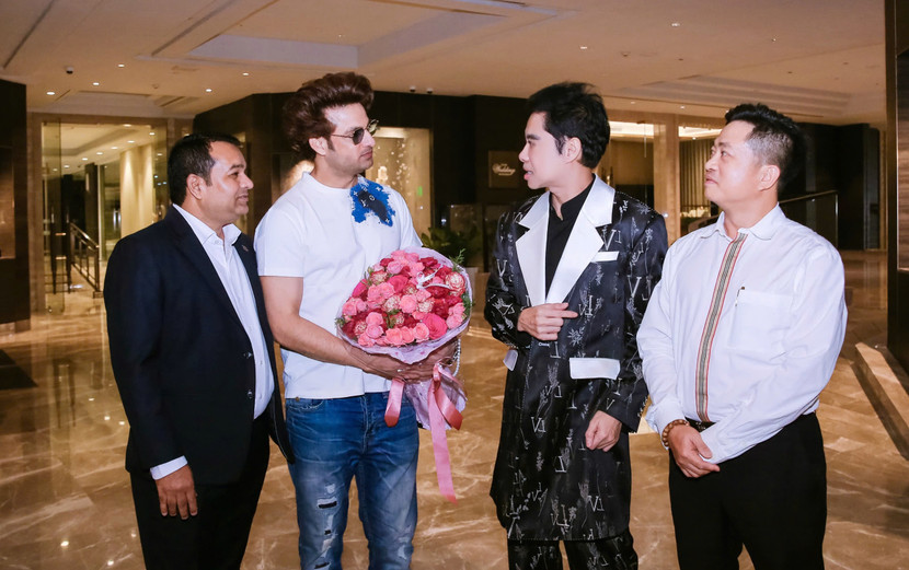 Danh ca Ngọc Sơn luôn nhận được sự tình cảm và sự ủng hộ của khán giả ở mỗi nơi đi diễn Danh ca Ngọc Sơn luôn nhận được sự tình cảm và sự ủng hộ của khán giả ở mỗi nơi đi diễn