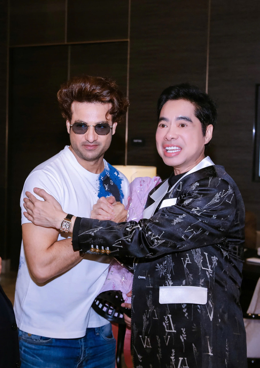 Nam diễn viên Himanshu Soni nổi tiếng ở Ấn Độ đã bay qua Thái Lan để gặp Ngọc Sơn Nam diễn viên Himanshu Soni nổi tiếng ở Ấn Độ đã bay qua Thái Lan để gặp Ngọc Sơn