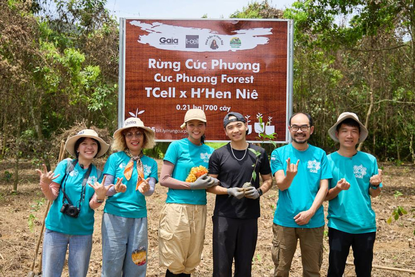 Vợ chồng H'Hen Niê cùng các thành viên trong đoàn Vợ chồng H'Hen Niê cùng các thành viên trong đoàn