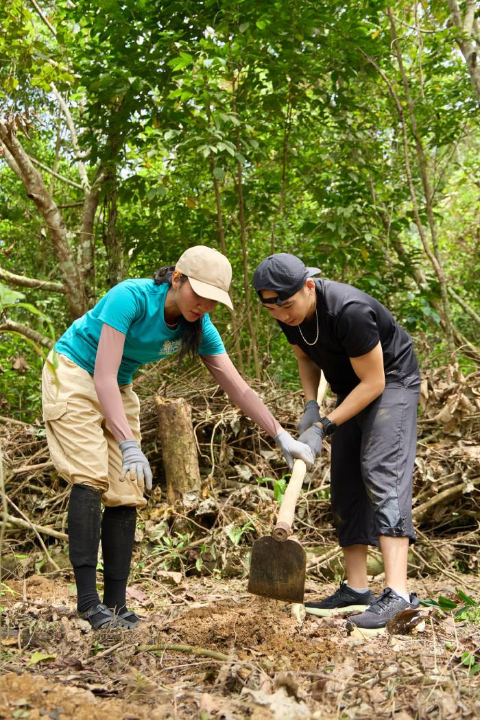 H'Hen Niê tận tình hướng dẫn chồng trong việc trồng cây H'Hen Niê tận tình hướng dẫn chồng trong việc trồng cây