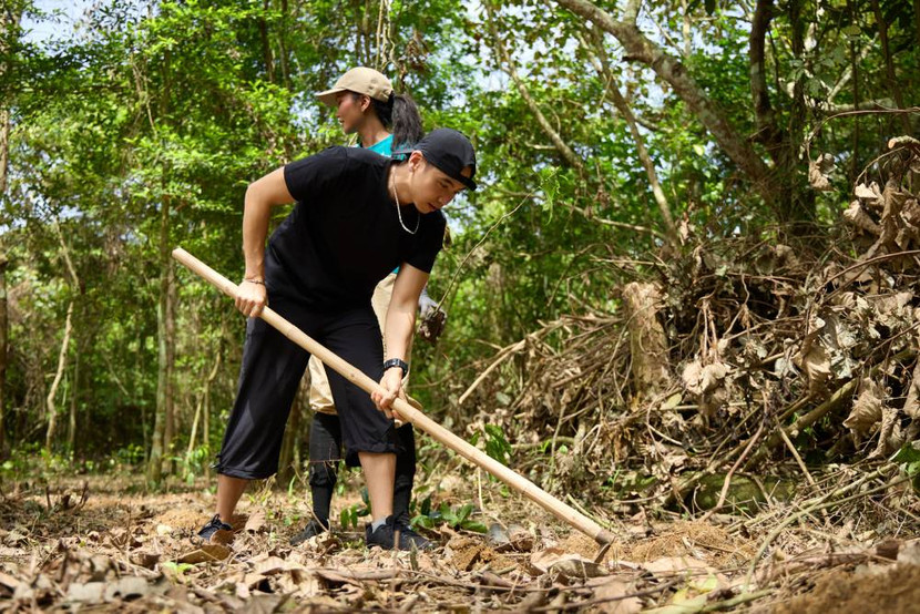 Chồng H'Hen Niê luôn xuất hiện cùng vợ ở mọi sự kiện từ khi cặp đôi công bố đã kết hôn Chồng H'Hen Niê luôn xuất hiện cùng vợ ở mọi sự kiện từ khi cặp đôi công bố đã kết hôn