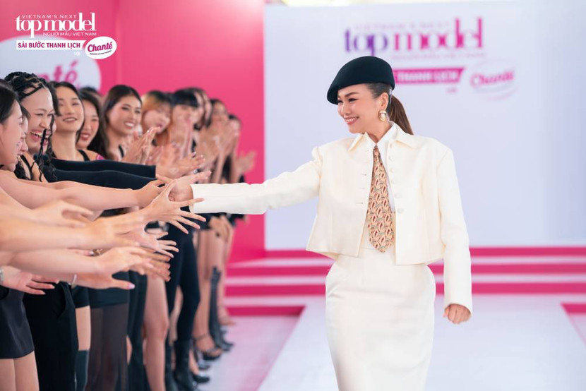 Siêu mẫu Thanh Hằng đảm nhận vị trí host của chương trình năm nay. Cô xuất hiện rạng ngời đầy thần thái Siêu mẫu Thanh Hằng đảm nhận vị trí host của chương trình năm nay. Cô xuất hiện rạng ngời đầy thần thái