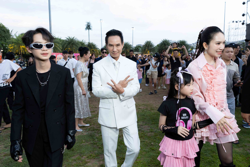Vợ chồng Lý Hải - Minh Hà cùng các con tại sự kiện