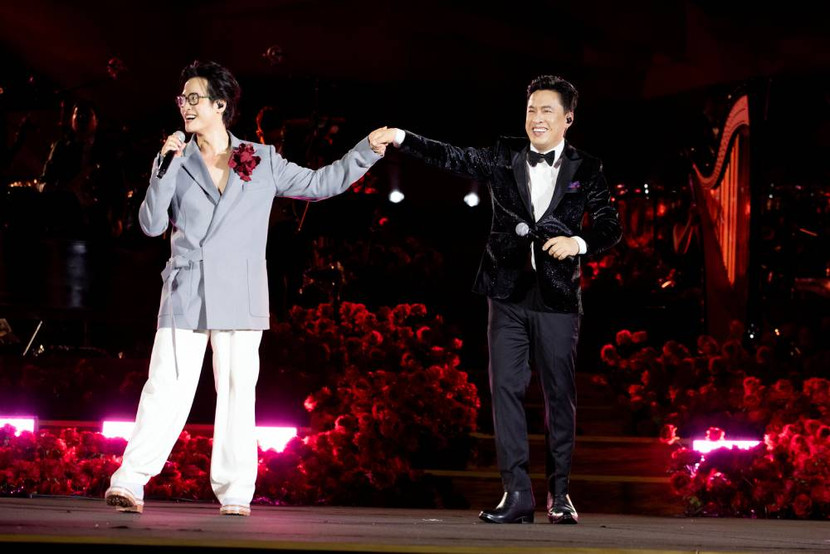 Phần trình diễn của Hà Anh Tuấn và Lam Trường đưa nhiều khán giả trở lại thanh xuân với những ca khúc quen thuộc "Tình thôi xót xa", "Katy Katy"
