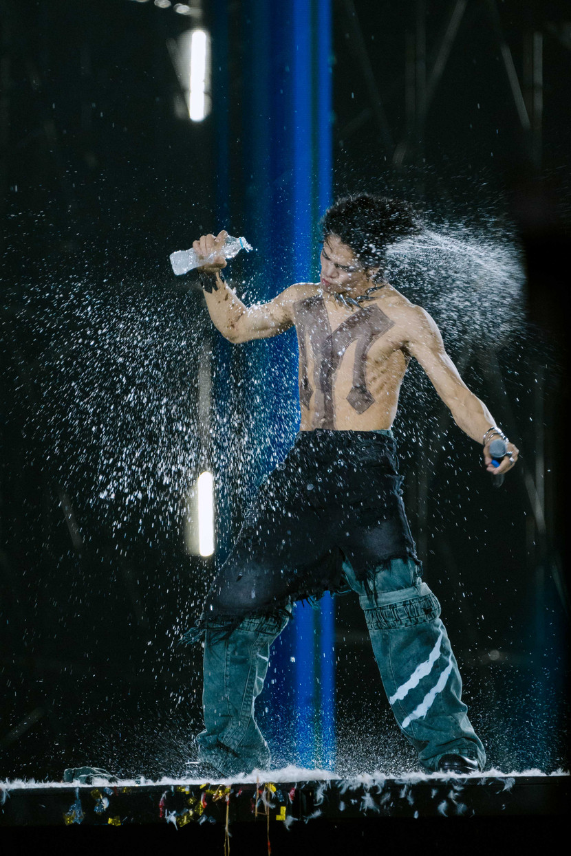 Sự linh hoạt, bản lĩnh và cái “duyên” sân khấu ấy đã giúp (S)Trong nhận về nhiều lời khen ngợi từ khán giả