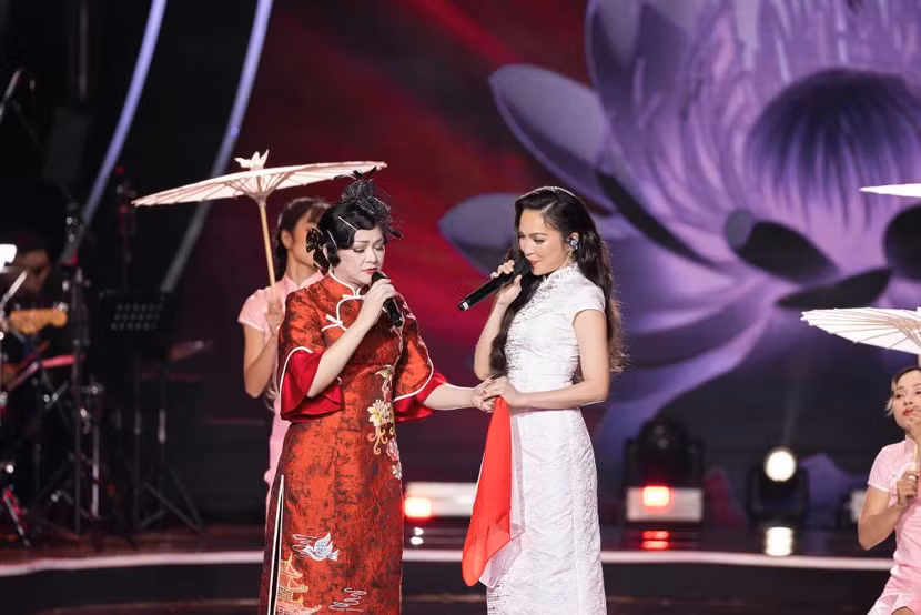 Ca sĩ Hiền Thục song ca cùng Như Quỳnh trong ca khúc "Xóm vắng"