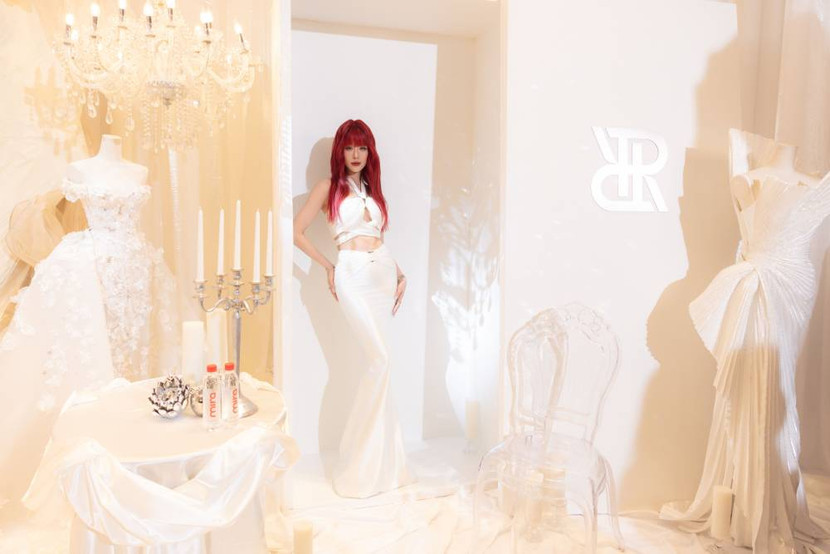 Diệp Lâm Anh khoe eo con kiến với đầm cắt xẻ Diệp Lâm Anh khoe eo con kiến với đầm cắt xẻ