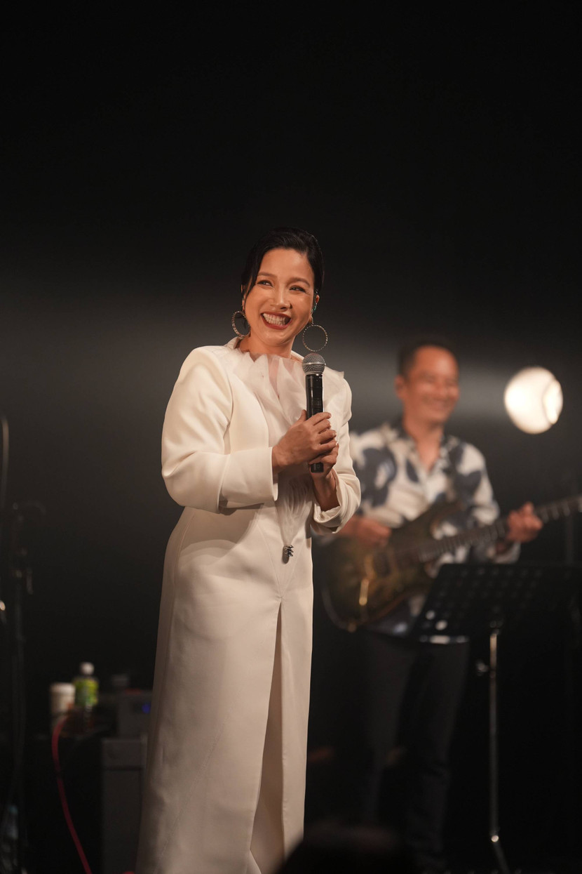 Trong hơn hai giờ, khán giả được dẫn dắt qua hành trình âm nhạc với hơn 20 ca khúc: từ những bản hit kinh điển như "Trưa vắng", "Trên đỉnh Phù Vân", "Hà Nội đêm trở gió", "Giọt nắng bên thềm "… cho đến những thử nghiệm mang hơi thở mới