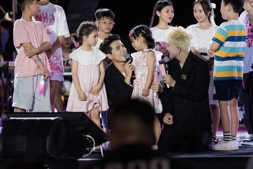 Những khán giả nhỏ tuổi lên sân khấu cùng các "anh tài" Những khán giả nhỏ tuổi lên sân khấu cùng các "anh tài"