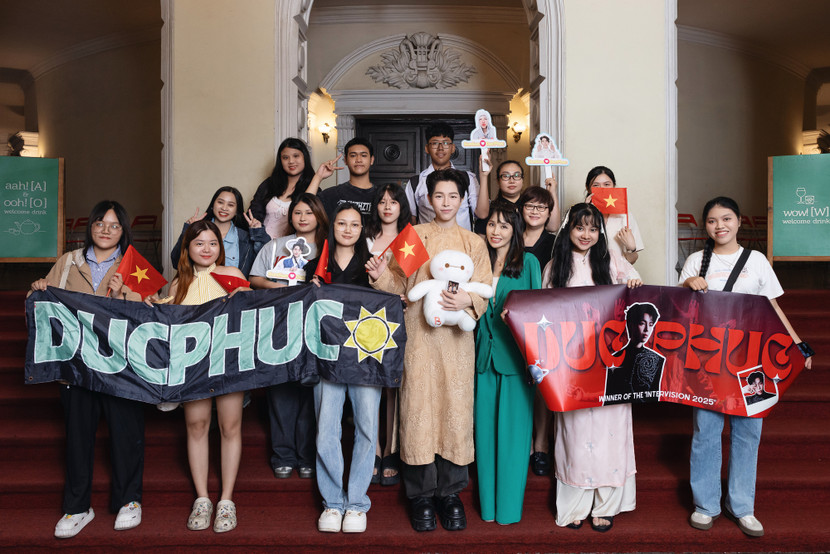 Rất nhiều khán giả đã đến gặp gỡ và chúc mừng Đức Phúc