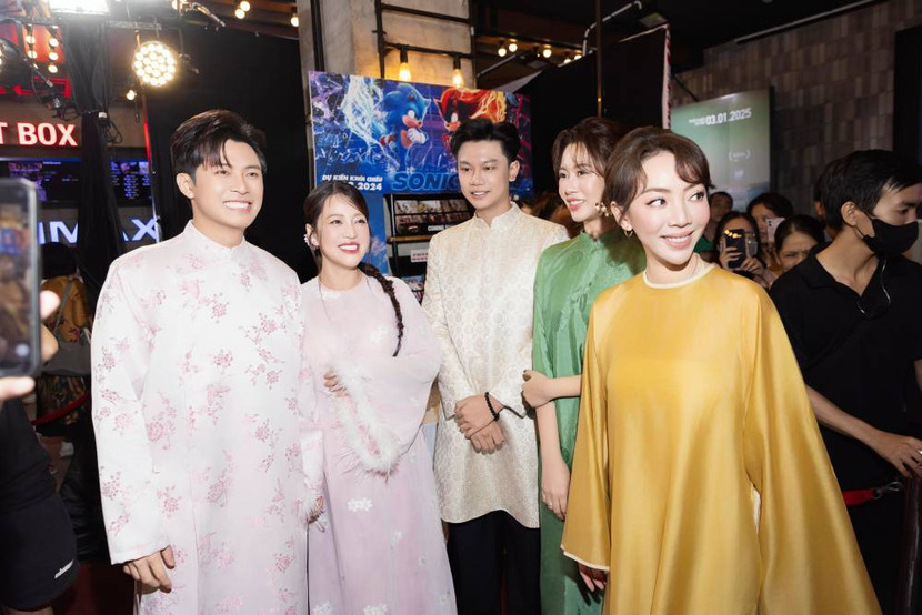 Nhiều nghệ sĩ thân thiết cũng đến ủng hộ Thu Trang