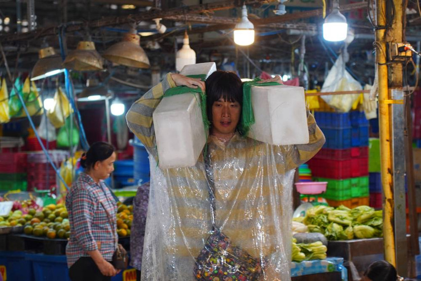 Hình ảnh khác lạ của Tuấn Trần trong "Làm giàu với ma 2"