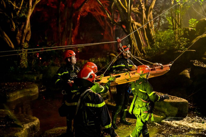 Nhiệm vụ trong rừng sâu trong đêm mưa gió Nhiệm vụ trong rừng sâu trong đêm mưa gió