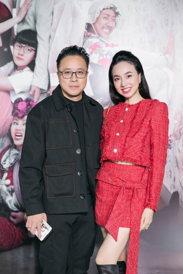 Vợ chồng đạo diễn Victor Vũ đến chúc mừng đoàn phim. Đạo diễn Victor Vũ cũng mới đóng máy bộ phim "Thám tử Kiên: Kỳ án không đầu" sẽ ra mắt vào tháng 5/2025