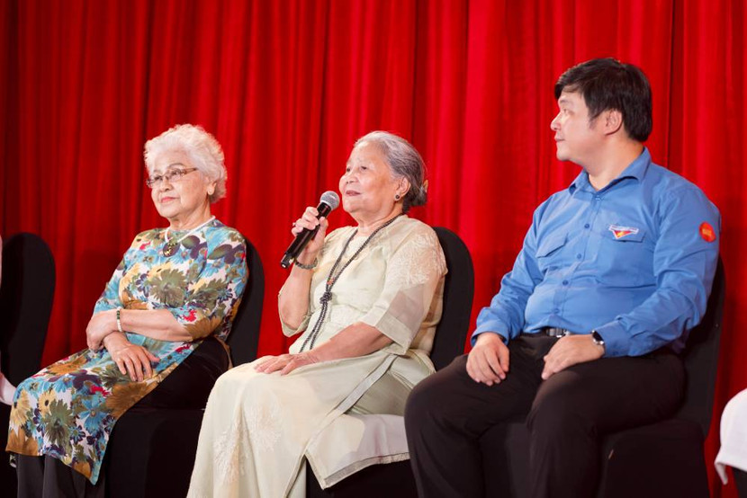 Album có sự góp giọng của 25 giọng hát trải dài từ nhiều thế hệ con người Việt Nam Album có sự góp giọng của 25 giọng hát trải dài từ nhiều thế hệ con người Việt Nam