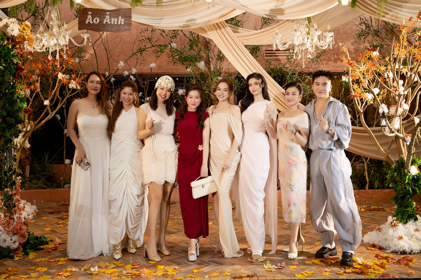 Vy Oanh cùng các khách mời tại buổi ra mắt album mới