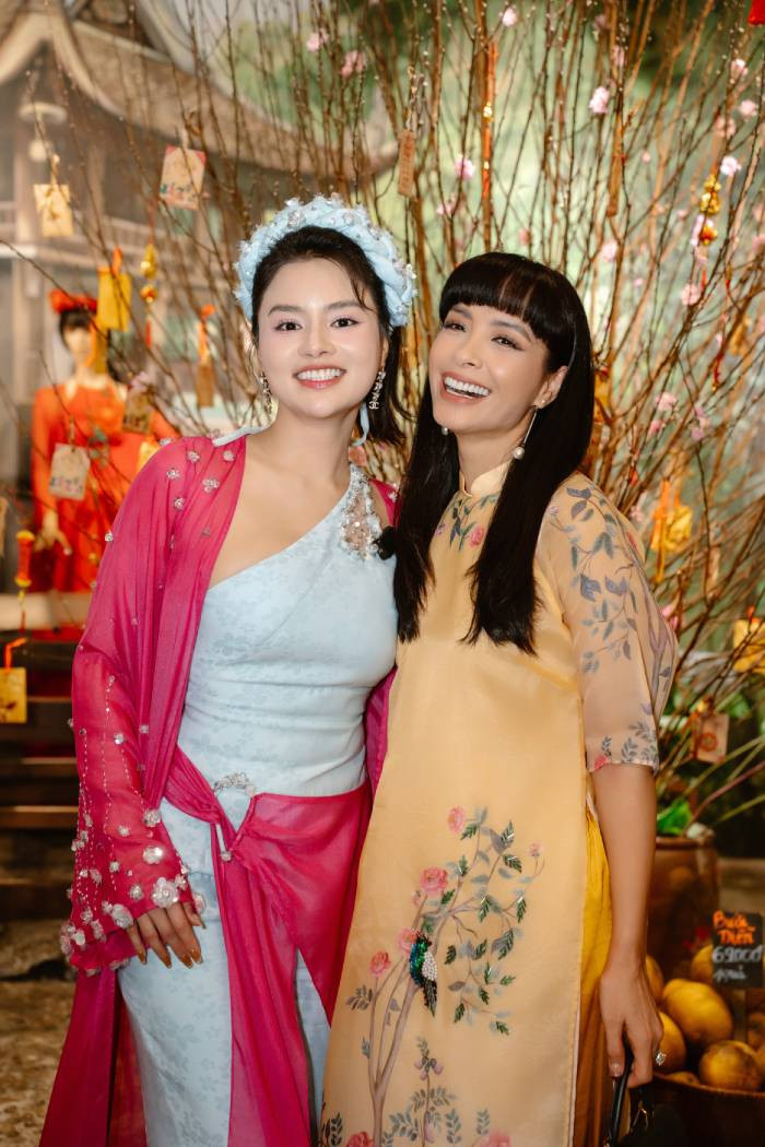 Siêu mẫu Thuý Hạnh trẻ trung trong tà ào dài vàng thêu Siêu mẫu Thuý Hạnh trẻ trung trong tà ào dài vàng thêu