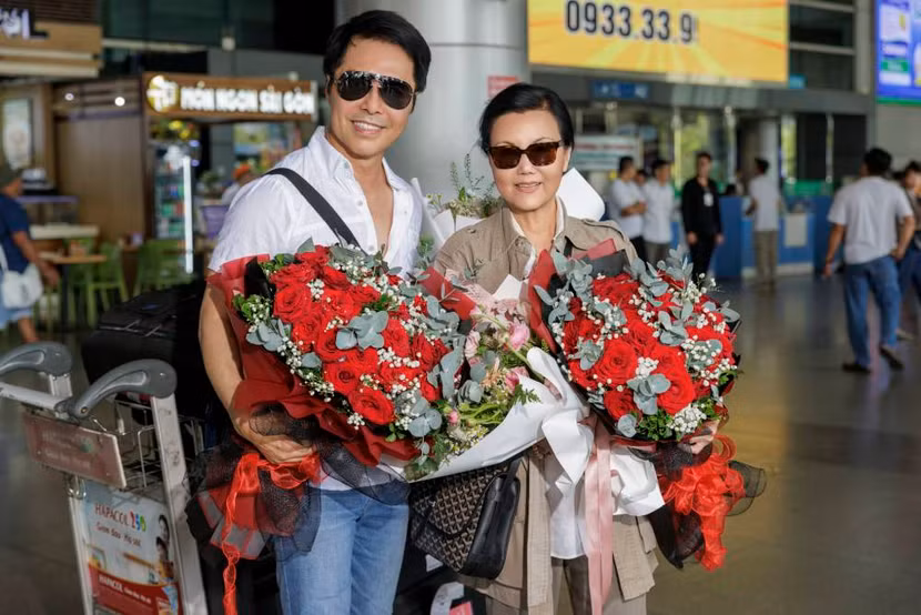 Ngôi sao điện ảnh Kiều Chinh về Việt Nam tham gia phim mới kể về cuộc đời của hoạ sĩ, nhà điêu khắc Daniel K. Winn (áo trắng)