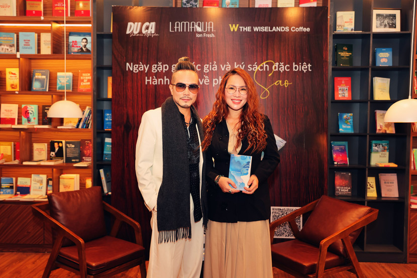 Vợ chồng Jimmii Nguyễn tại sự buổi giới thiệu "Hành trình về phương sao"