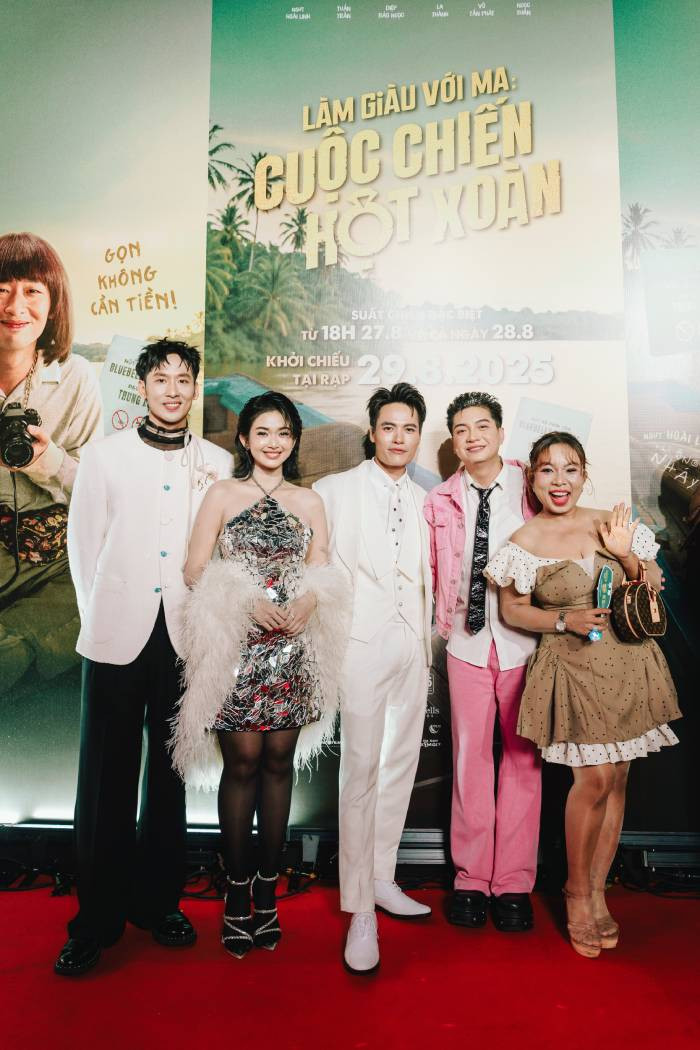 Tuấn Trần, Võ Tấn Phát bên những khách mời của buổi công chiếu