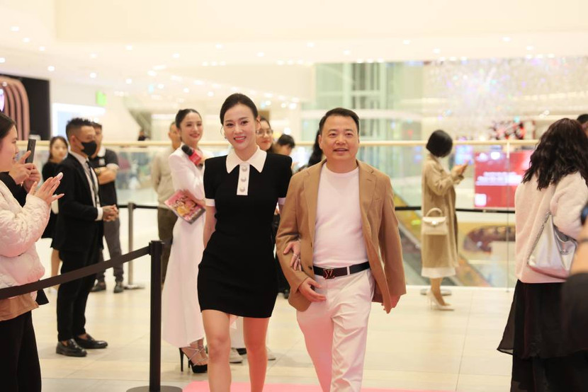 Diễn viên Kim Oanh và chồng - Shark Bình tay trong tay đến chúc mừng êkip