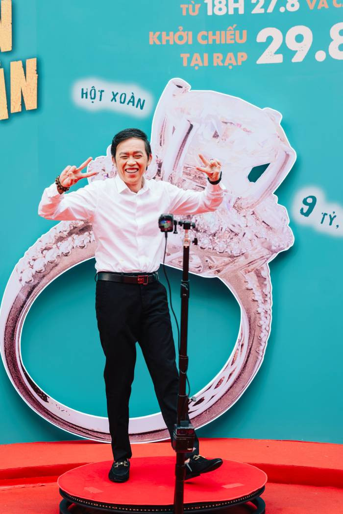 NSUT Hoài Linh tạo dáng nhí nhảnh tại sự kiện