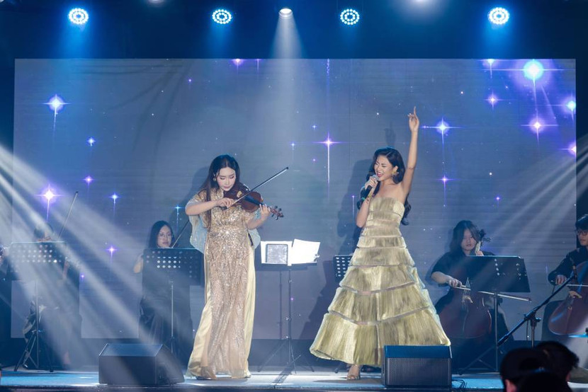 Jmi Ko và hoa hậu Xuân Hạnh cùng trình bày ca khúc "Hello Việt Nam" trong chương trình