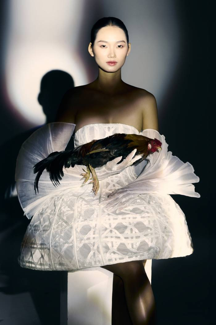 Mỗi bộ trang phục trong BST lần này là một câu chuyện vừa mang tính nghệ thuật thị giác, vừa chạm đến cảm xúc sâu xa của một thế hệ. Và chính điều đó đã giúp Nguyễn Minh Công và Quỳnh Anh làm nên một mùa hè thời trang đầy cảm hứng và tràn ngập ký ức tuổi thơ Mỗi bộ trang phục trong BST lần này là một câu chuyện vừa mang tính nghệ thuật thị giác, vừa chạm đến cảm xúc sâu xa của một thế hệ. Và chính điều đó đã giúp Nguyễn Minh Công và Quỳnh Anh làm nên một mùa hè thời trang đầy cảm hứng và tràn ngập ký ức tuổi thơ