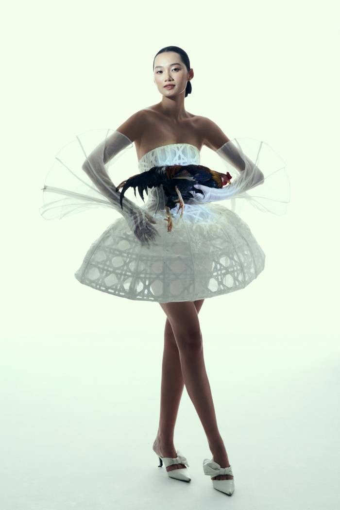 Sử dụng chất liệu và hình khối mang đậm nét làng quê được đặt để cạnh vẻ đẹp hiện đại, sắc lạnh chuẩn mẫu của Quỳnh Anh tạo nên tổng thể cực ẩn tượng mang vẻ đẹp vô thực nhưng lại chân thật, vừa lạ mắt, vừa sâu sắc. Bộ ảnh là hành trình trở về tuổi thơ, về vùng ký ức miền quê mộc mạc Sử dụng chất liệu và hình khối mang đậm nét làng quê được đặt để cạnh vẻ đẹp hiện đại, sắc lạnh chuẩn mẫu của Quỳnh Anh tạo nên tổng thể cực ẩn tượng mang vẻ đẹp vô thực nhưng lại chân thật, vừa lạ mắt, vừa sâu sắc. Bộ ảnh là hành trình trở về tuổi thơ, về vùng ký ức miền quê mộc mạc