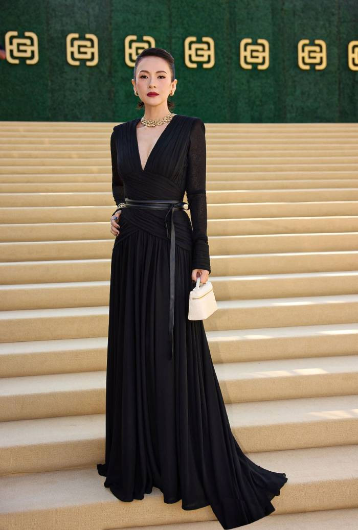 Chiếc đầm ôm sát nhẹ nhàng, khéo léo tôn lên vóc dáng thanh thoát cùng vòng eo thon gọn của nữ minh tinh