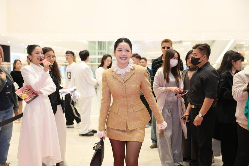 Ca sĩ Chi Pu xuất hiện trên thảm đỏ sự kiện trong sự chào đón nồng nhiệt của khán giả